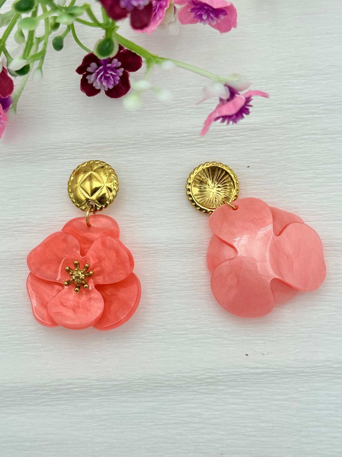 Blumenohrringe in Lachsrosa mit vergoldetem Stecker