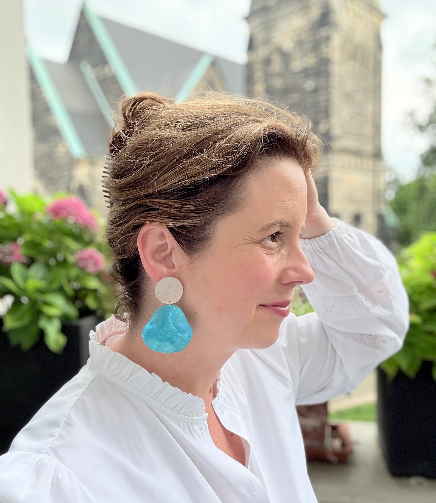 Türkise Statementohrringe aus feinstem Leder mit einem großen gewellten Anhänger