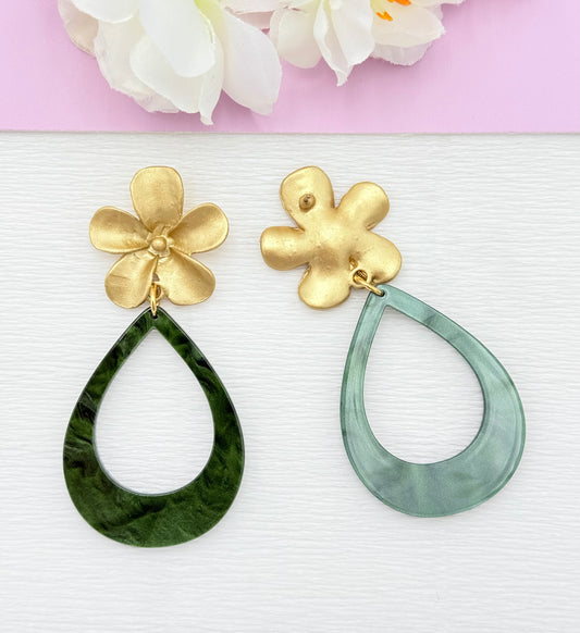 Grüne Ohrringe, Ohrringe grün, Ohrringe mit Anhänger, Blumenohrringe, Modeschmuck Ohrringe, hochwertiger Modeschmuck, Onlineshop Ohrringe, Statementohrringe, klassische Ohrringe, Julilein Ohrringe, leichte Ohrring