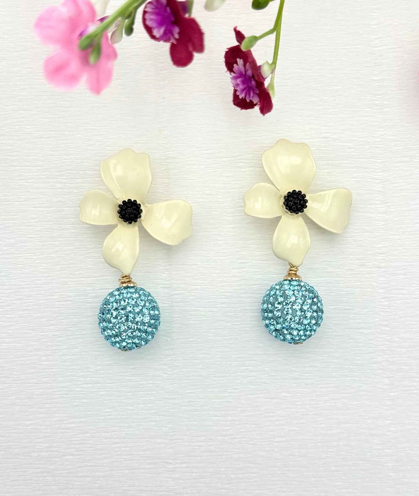 Cremefarbene Blumenohrringe mit hellblauer Glitzerkugel