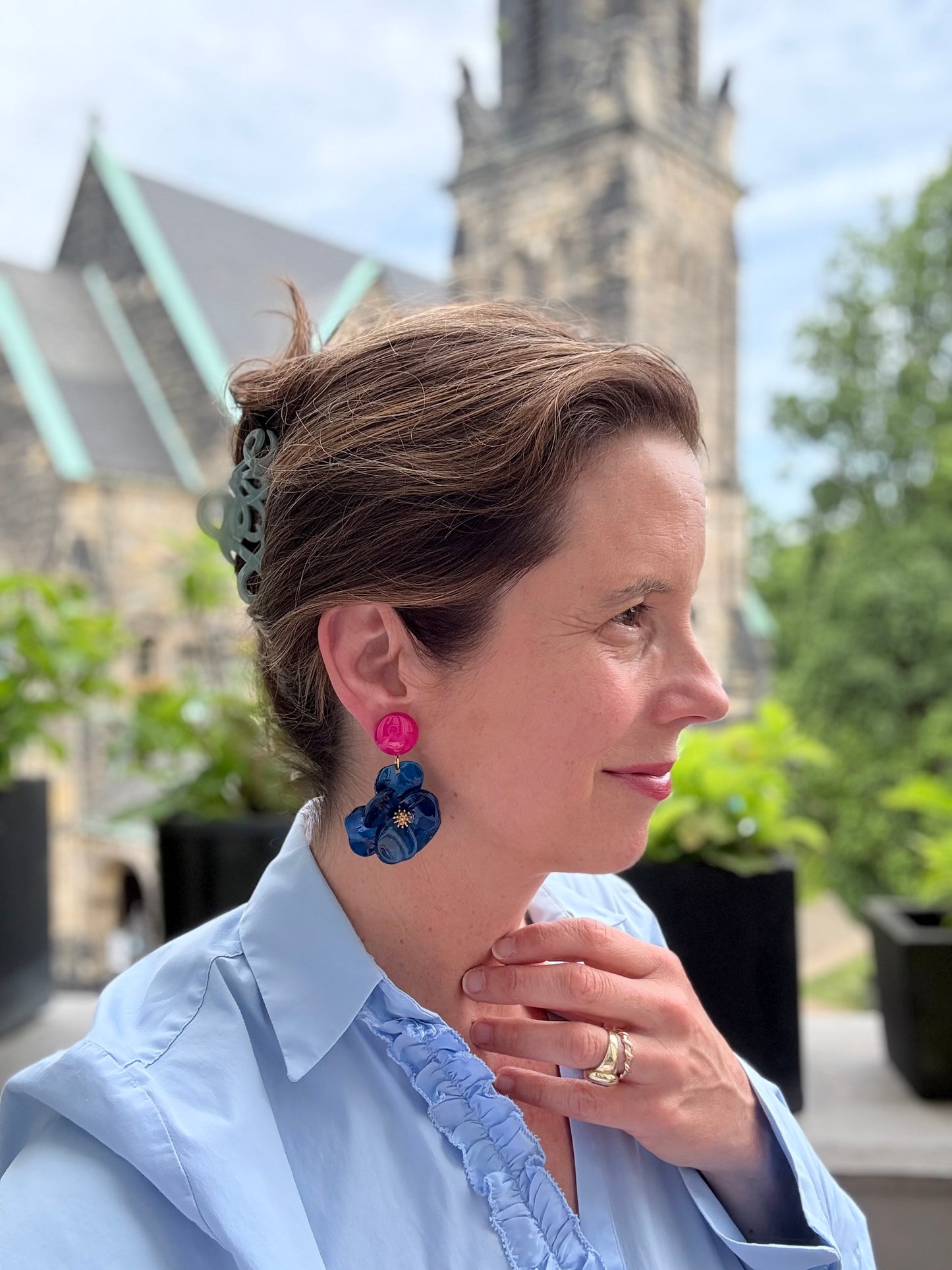 Pinke Ohrringe mit großem blauen Statement-Blumenanhänger