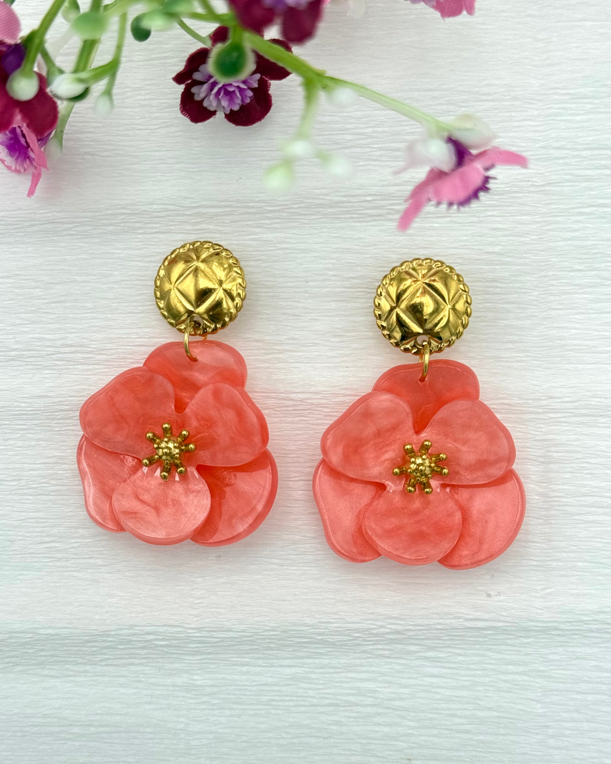 Blumenohrringe in Lachsrosa mit vergoldetem Stecker