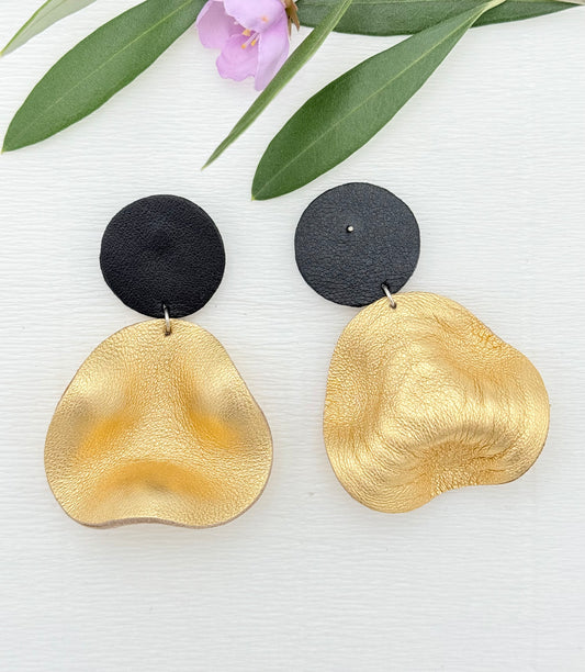 Goldene Statement Ohrringe aus feinstem Leder mit einen großen gewellten Anhänger
