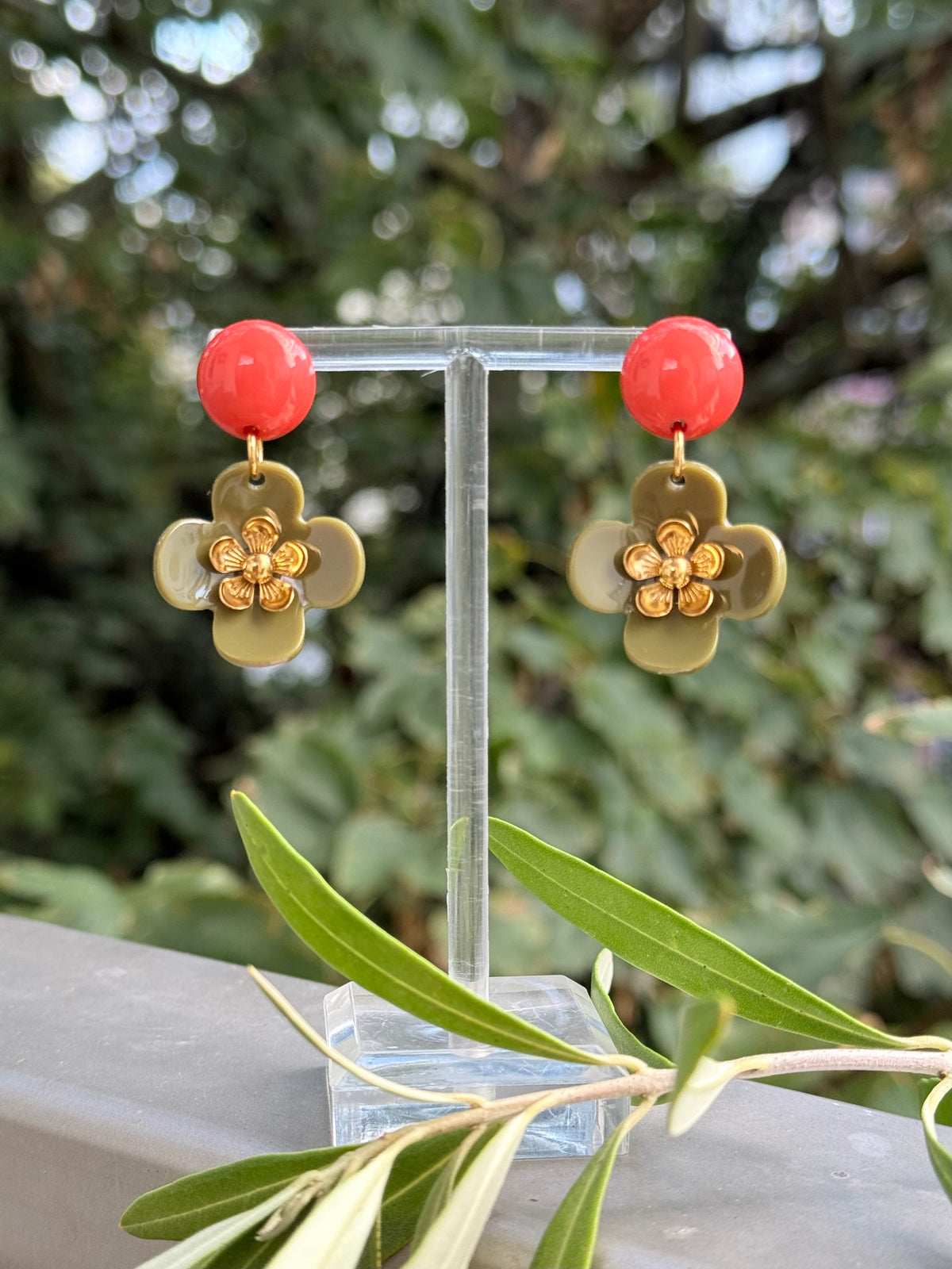 Khakifarbene Blumenohrringe - Unsere neue Kollektion Poppy Bloom