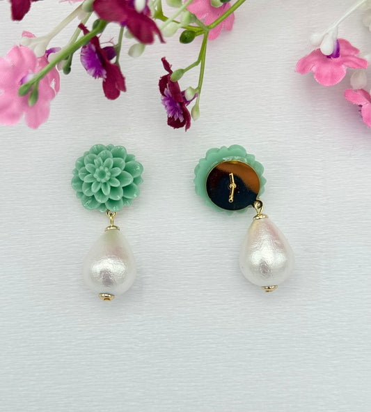 Hellgrüne Blumenohrringe mit leichtem Baumwolltropfen