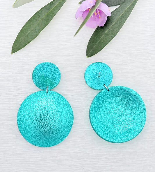Schimmernde Ohrringe aus edlem Leder mit einem runden Anhänger in Meerjungfrau-Türkis