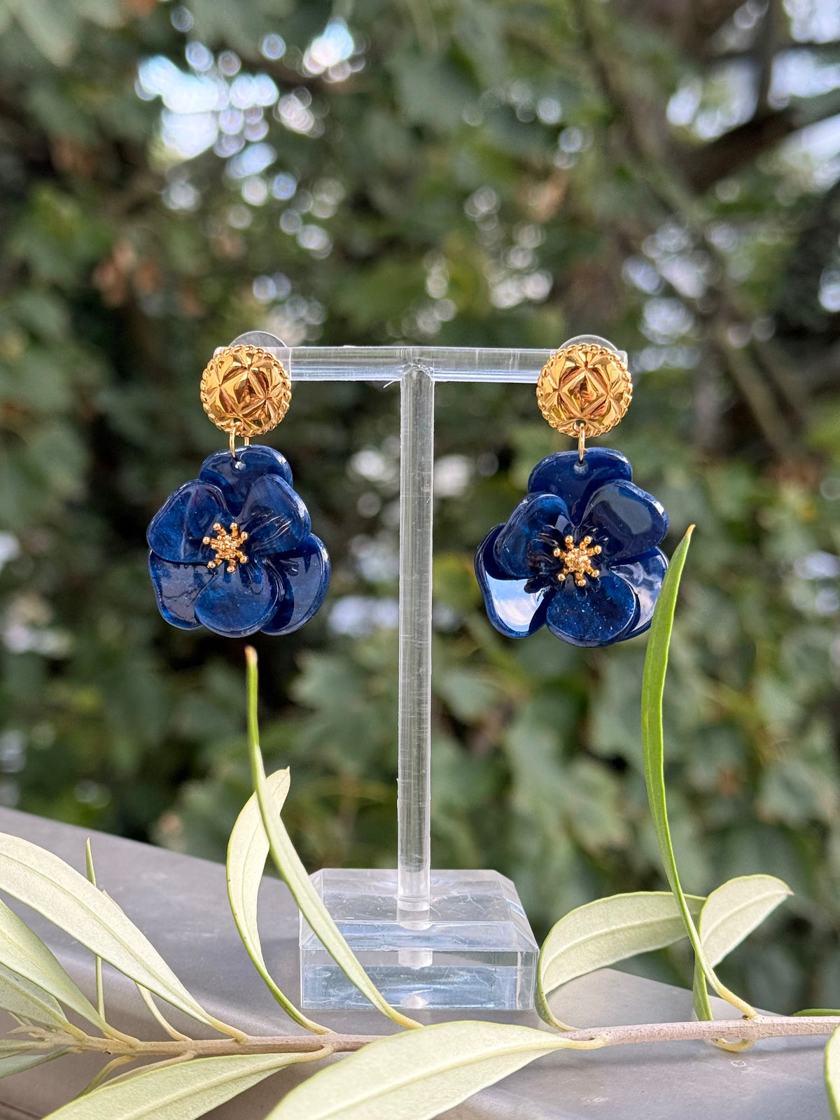 Blaue Blumenohrringe mit vergoldetem Stecker