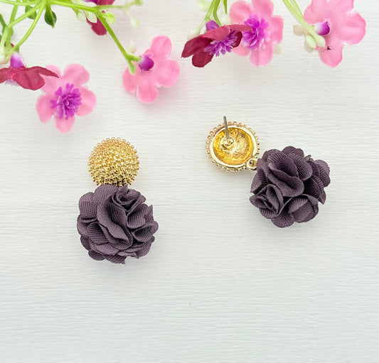 Dolly Ohrringe – Auberginefarbene Pompon-Ohrringe mit goldfarbenem Stecker