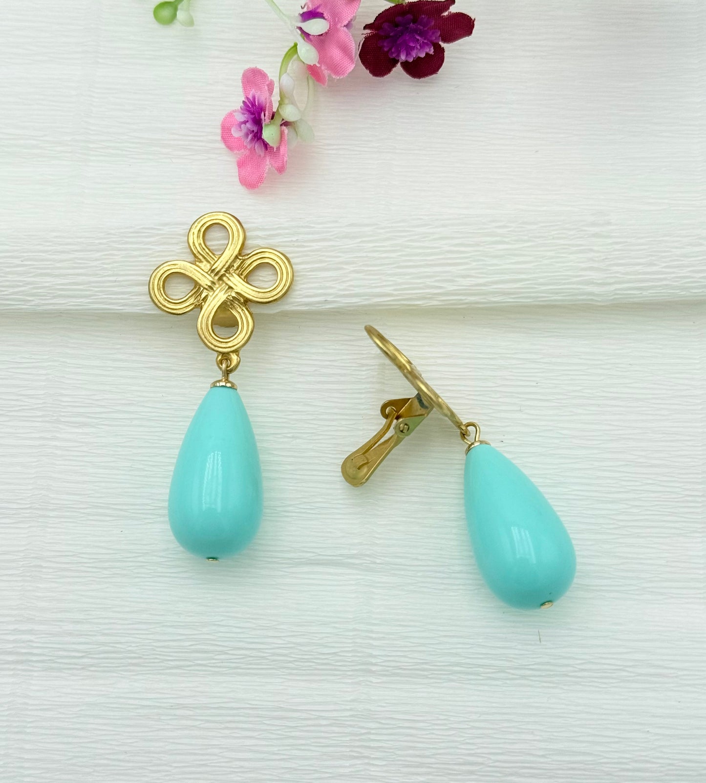 Goldene Clips mit hellblauem Tropfen-Anhänger