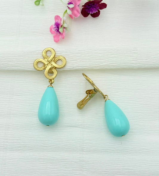 Goldene Clips mit hellblauem Tropfen-Anhänger