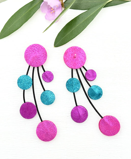 Konfetti fürs Ohr: Echte Hingucker aus leichtem Leder in schimmernden Pink- und Türkistönen.