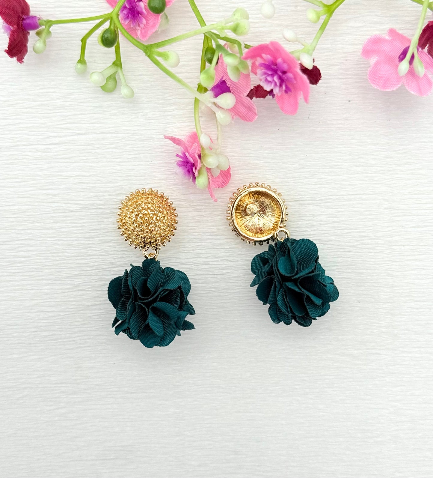 Dolly Ohrringe – dunkelgrüne Pompon-Ohrringe mit goldfarbenem Stecker