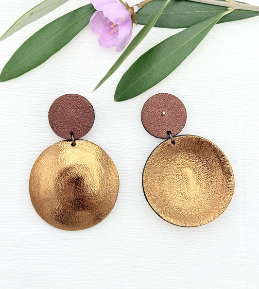 Elegante Ohrringe aus feinstem Leder mit einem runden Anhänger in edlem Bronzeton