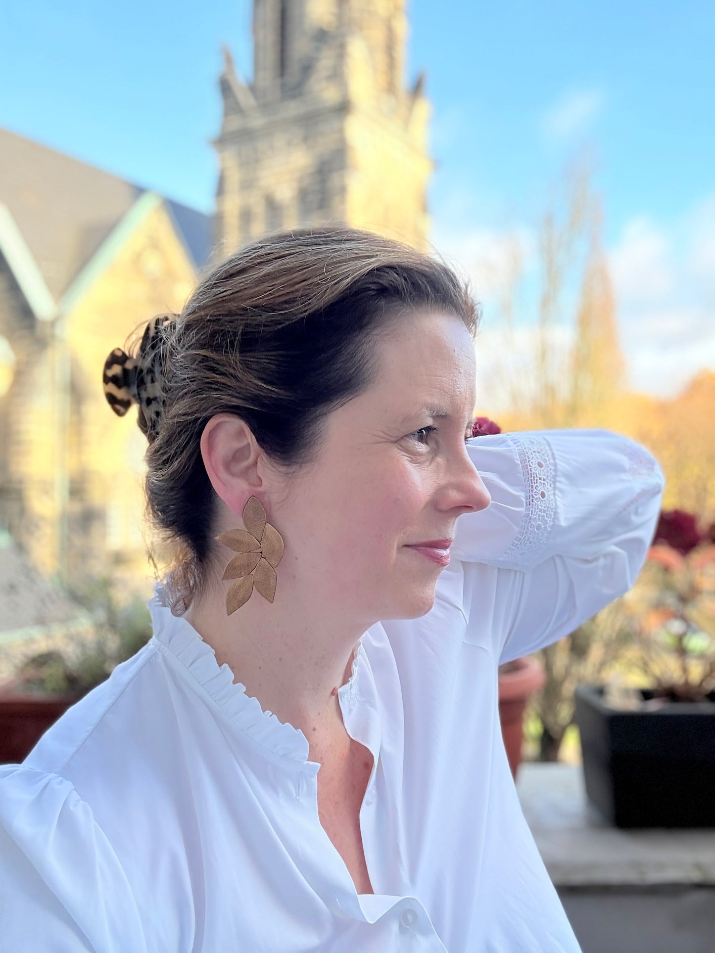 Edel schimmernde Ohrringe aus feinem Leder - echte Hingucker am Ohr