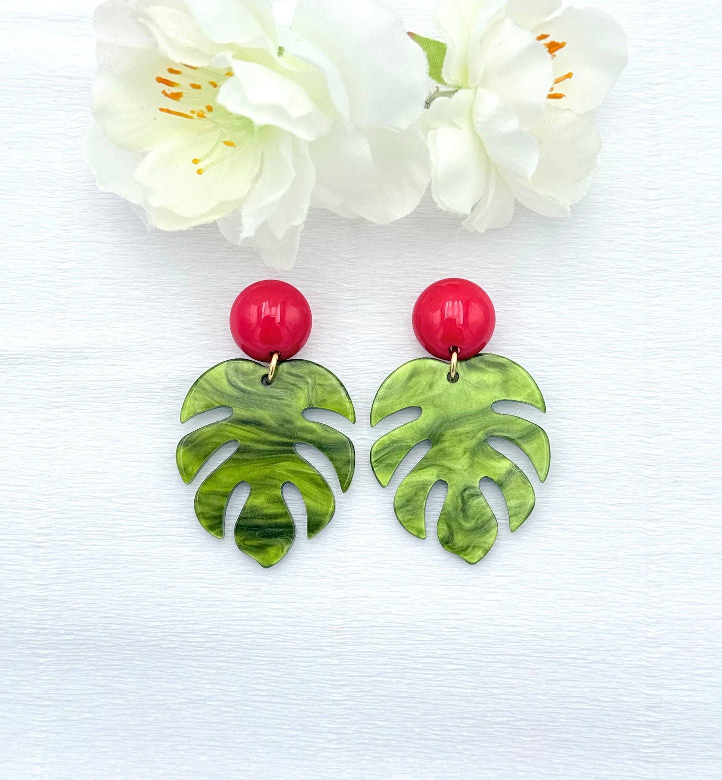 Ohrringe mit Monstera-Blatt und rotem Stecker
