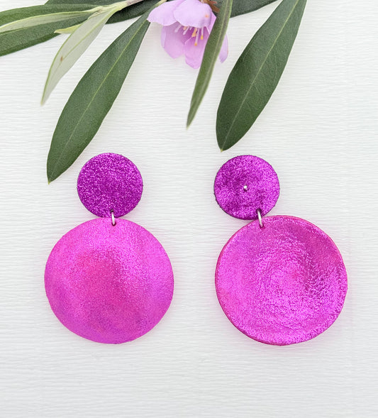 Pink schimmernde Ohrringe aus feinstem Leder mit einem runden Anhänger