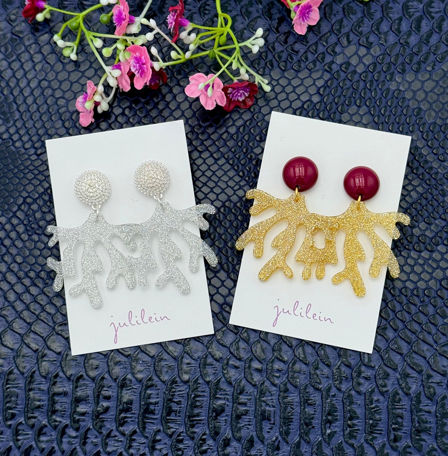 Goldene Korallenohrringe mit weinrotem Stecker