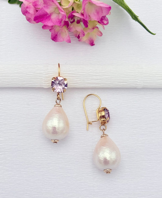 Vergoldetet Glitzer-Ohrringe in altrosa mit leichter Baumwollperle