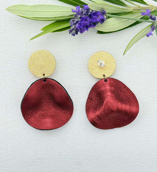 Bordeauxrote Ohrringe aus feinem Leder mit einem kleinen gewellten Anhänger