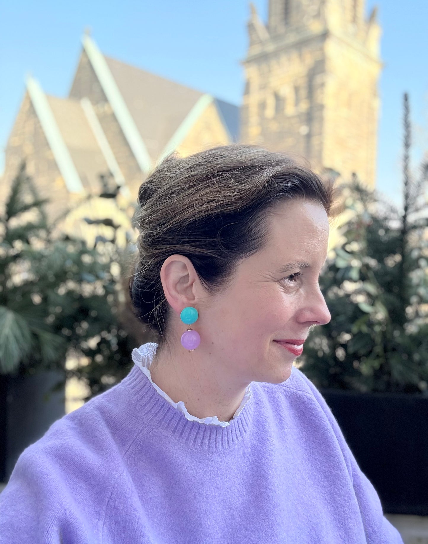 Schöne türkise Ohrringe mit rosafarbener Kugel