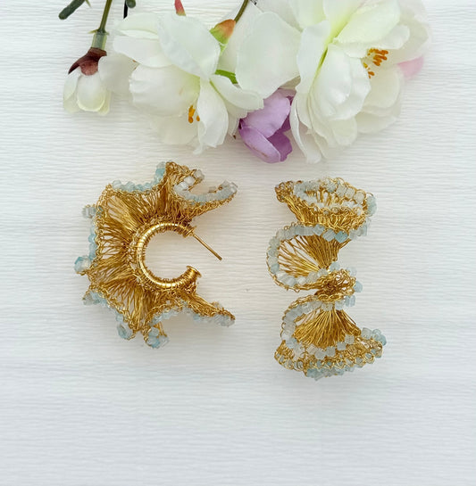 Kunstvolle Statement-Creolen in gold und hellblau