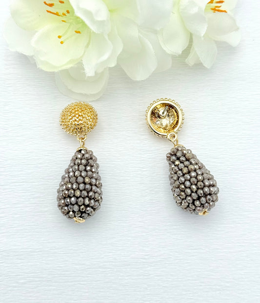 Goldene Ohrring mit Tropfen in mauve/beige