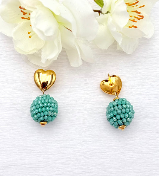 Kleine vergoldete Herzstecker mit türkiser Glitzerkugel