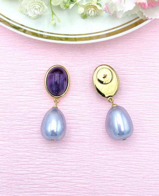 Elegante Lilatöne fürs Ohr: marmorierter Stecker mit wunderschöner Mallorca-Perle