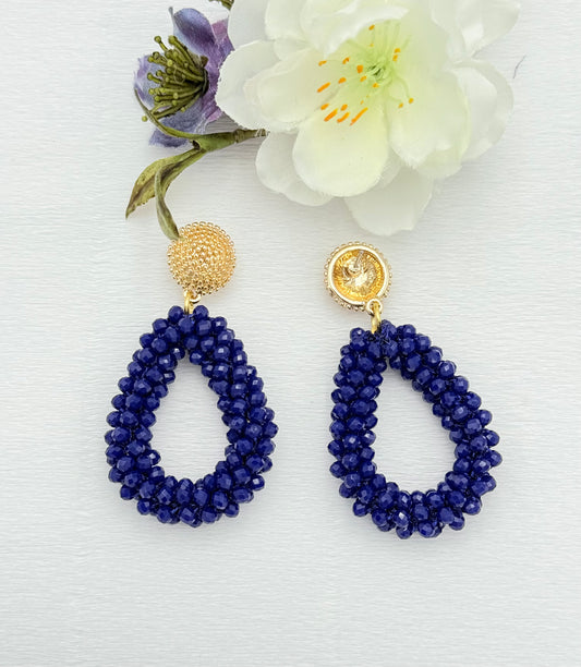Blaue Tropfenohrringe mit facettierten Glasperlen
