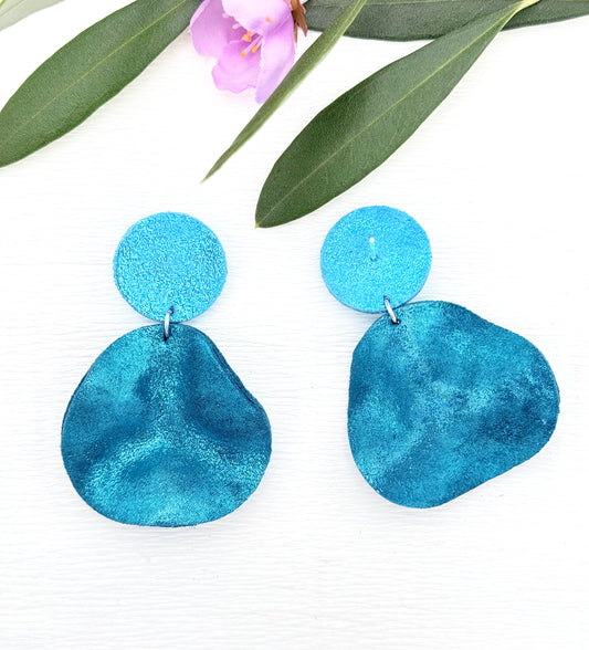 Kleiner Anhänger: edel glänzende petrolfarbene Ohrringe aus feinem Leder mit einem kleinen gewellten Anhänger