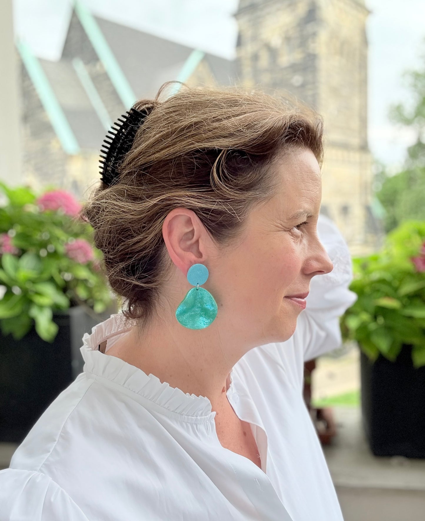 Kleiner Anhänger: edel glänzende türkisfarbene Ohrringe aus feinem Leder mit einem kleinen gewellten Anhänger