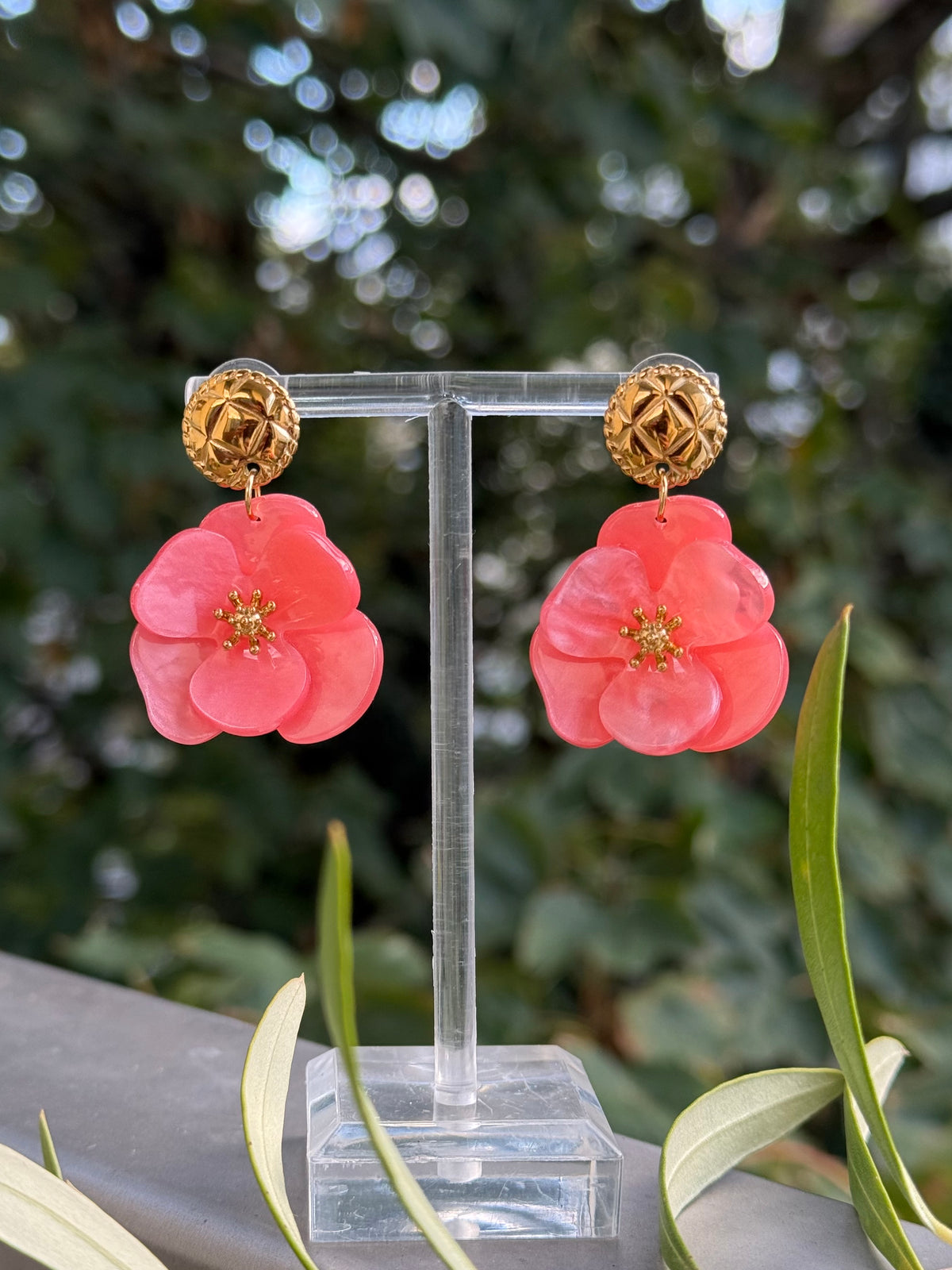 Blumenohrringe in Lachsrosa mit vergoldetem Stecker