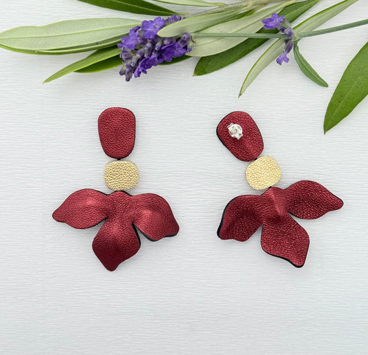 Schöne Ohrringe in Form einer Blüte aus edlem Leder in Gold- Bordeauxrot