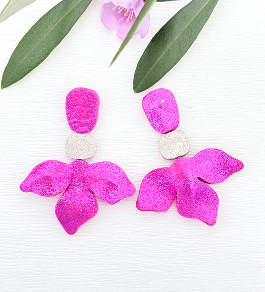 Edle Ohrringe in Form einer pinken Blüte aus schimmerndem feinen Leder