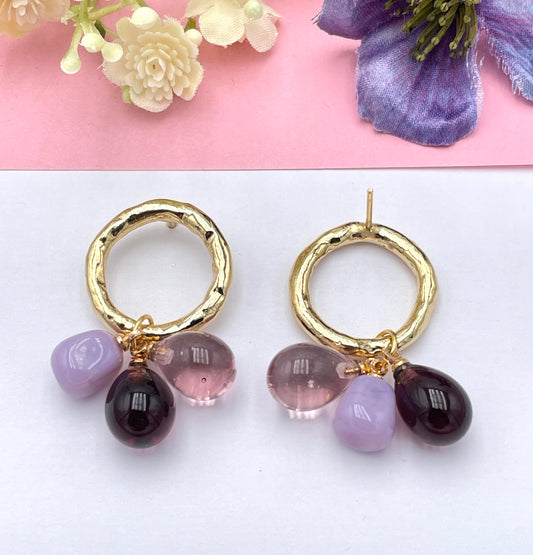 lila Ohrringe, Ohrringe lila, Ohrringe mit Anhänger, Modeschmuck Ohrringe, hochwertiger Modeschmuck, Onlineshop Ohrringe, Statementohrringe, klassische Ohrringe, Julilein Ohrringe, Ohrringe mit Muranoglas, auffällige Ohrringe