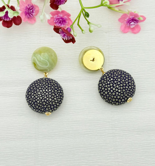 Salbeigrüne Ohrringe mit Rochenhaut-Anhänger in violett