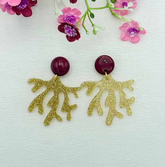 Goldene Korallenohrringe mit weinrotem Stecker