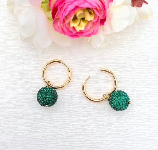 grüne Ohrringe, Ohrringe grün, Ohrringe mit Glitzerkugel, goldene Ohrringe, Glitzer Ohrringe, Ohrringe glitzer, Modeschmuck Ohrringe, hochwertiger Modeschmuck, Onlineshop Ohrringe, Creole mit Anhänger, Creolen mit Glitzerkugel