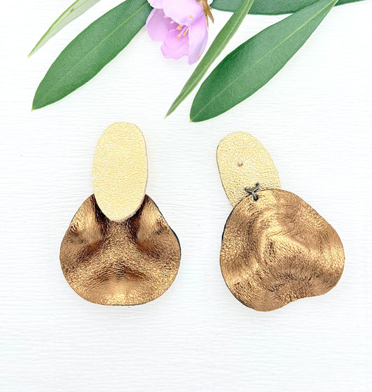 Edle Statementohrringe in glänzendem Gold aus feinstem Leder