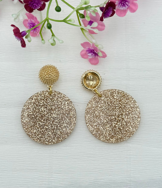 Party-Hingucker: Goldener Glitzerohrring