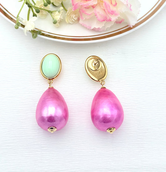 Mintfarbener Stecker mit ganz leichtem Tropfen in pink