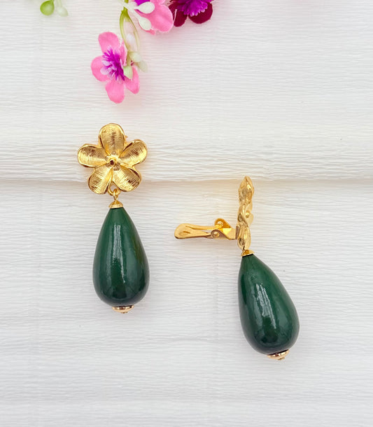 Blumen-Clips mit ganz leichtem grünem Tropfen