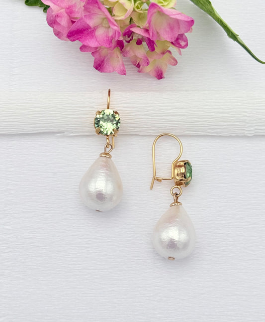 Vergoldetet Glitzer-Ohrringe in hellgrün mit leichter Baumwollperle