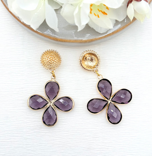 lila Ohrringe, Ohrringe lila, Ohrringe mit Anhänger, Modeschmuck Ohrringe, hochwertiger Modeschmuck, Onlineshop Ohrringe, Statementohrringe, klassische Ohrringe, Julilein Ohrringe, Ohrringe mit Blumen, auffällige Ohrringe, Blumenohrringe,