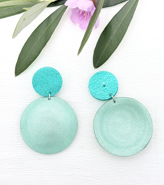 Wunderschön schimmernde Ohrringe aus edlem Leder mit einem runden Anhänger in glänzendem Lindgrün