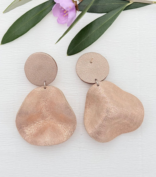 Schöne roségoldfarbene Ohrringe aus feinstem Leder mit einem großen gewellten Anhänger