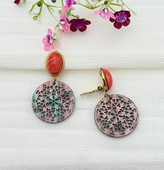 Hochwertige Clips in Koralle mit rundem Statement-Anhänger