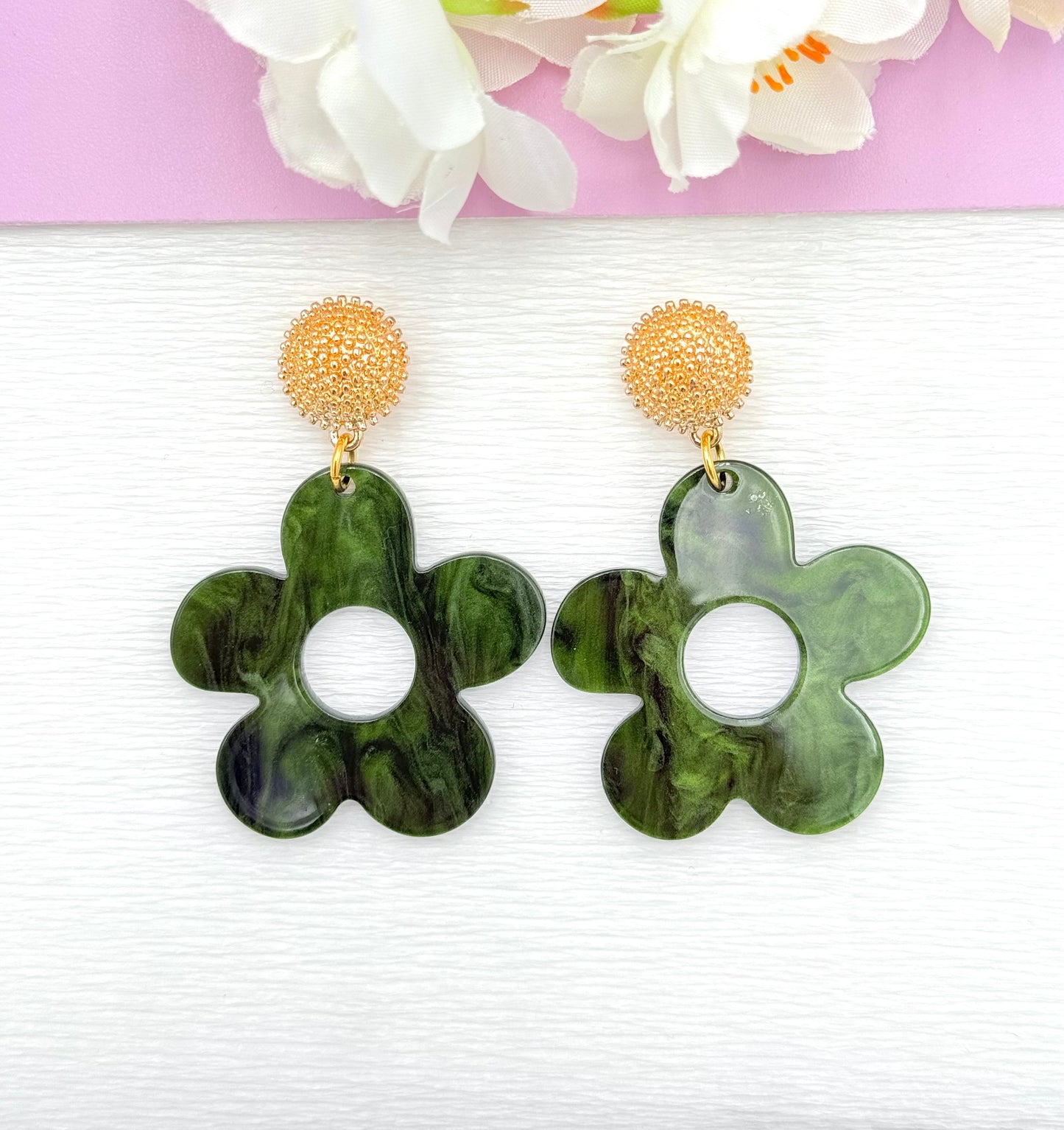 Grüne Ohrringe, Ohrringe grün, Blumenohrringe, Ohrringe mit Blumenanhaenger, Ohrringe mit Anhänger, Modeschmuck Ohrringe, hochwertiger Modeschmuck, Onlineshop Ohrringe, Statementohrringe, klassische Ohrringe, Julilein Ohrringe, leichte Ohrring