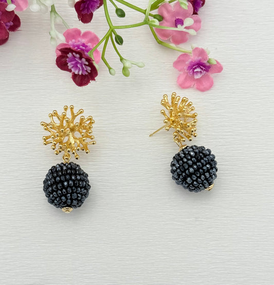 Schwarze Glitzer-Ohrringe mit Korallenstecker