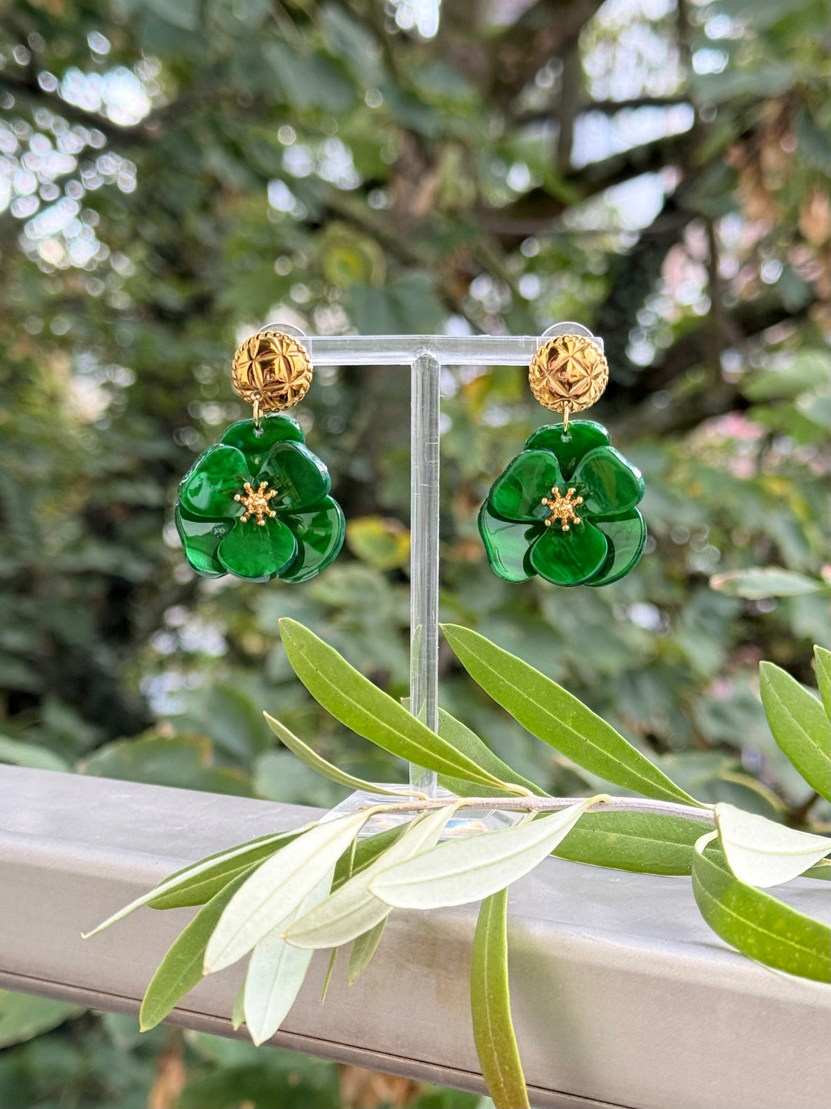 Grüne Blumenohrringe mit vergoldetem Stecker